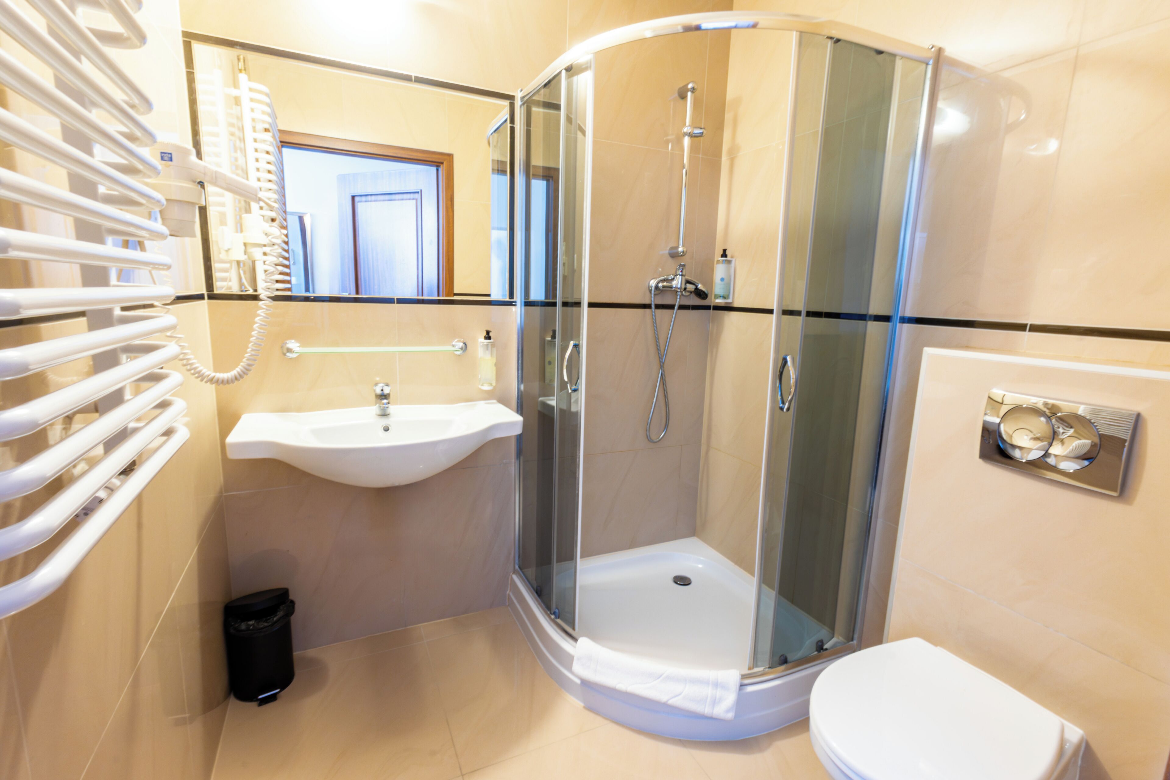 Une salle de bain moderne avec une douche à parois de verre, un lavabo et des toilettes.