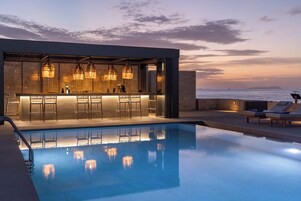 Bar junto a la piscina