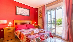 3 Schlafzimmer, Schreibtisch, Bügeleisen/Bügelbrett, Reisekinderbett