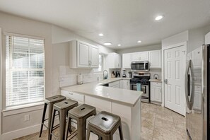 冷蔵庫、電子レンジ、オーブン、コンロ