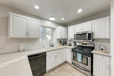 2 Story Home in Round Rock Sleeps 16 Guests