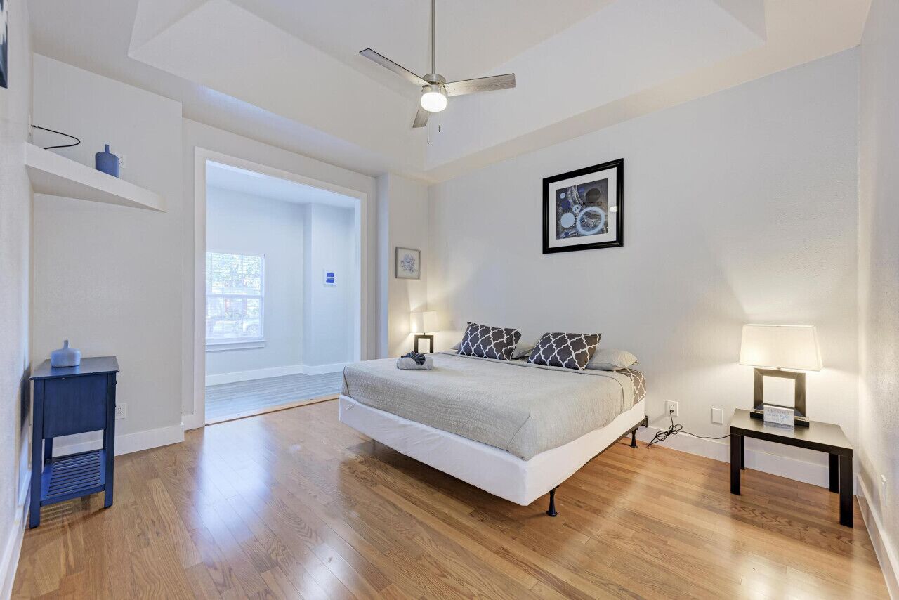 5 bedrooms, desk, iron/ironing board, travel crib