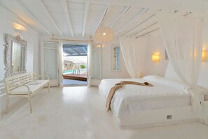 4 bedrooms, iron/ironing board, WiFi, bed sheets