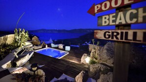 Ein Poolbereich mit einem Schild, das einen Strand und einen Grill in der Nähe anzeigt.