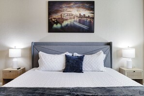 5 Schlafzimmer, Schreibtisch, Bügeleisen/Bügelbrett, Reisekinderbett