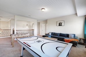 TV connectée, baby-foot, table de tennis de table, espaces bureaux