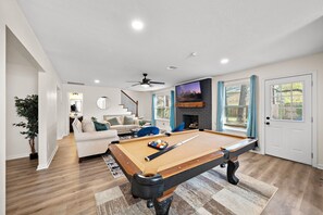 Games room - Houston Stay | Game Room | BBQ Yard | Sleeps 16 (Houston)