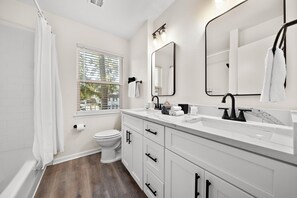 Hair dryer, towels, soap, shampoo - Houston Stay | Game Room | BBQ Yard | Sleeps 16 (Houston)