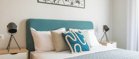 1 quarto, ferros/tábuas de passar roupa, berço de viagem