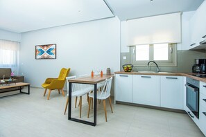 Refrigerador, horno, parrilla de estufa y cafetera y tetera 