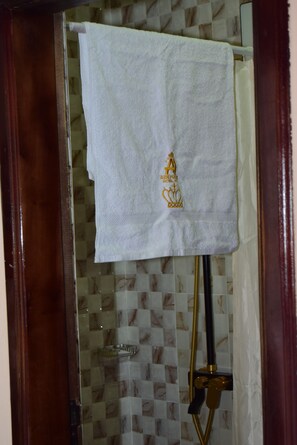 Rainfall showerhead, towels, soap, toilet paper - Absor Royal Hotel (Koforidua)