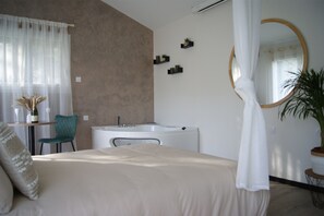1 bedroom, free WiFi, bed sheets - Romantic room in nature (Lunas)