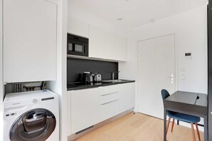 Fridge, microwave, oven, stovetop - Studio Sleek & Refined - Levallois-Perret (Levallois-Perret)