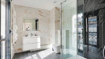 Douche, sèche-cheveux, serviettes fournies