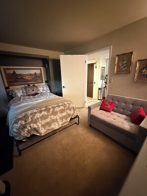 2 soveværelser, pengeskab på værelset, strygejern/strygebræt