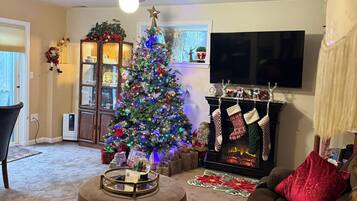 Smart-tv, eldstad, tv-spel och ett bordtennisbord