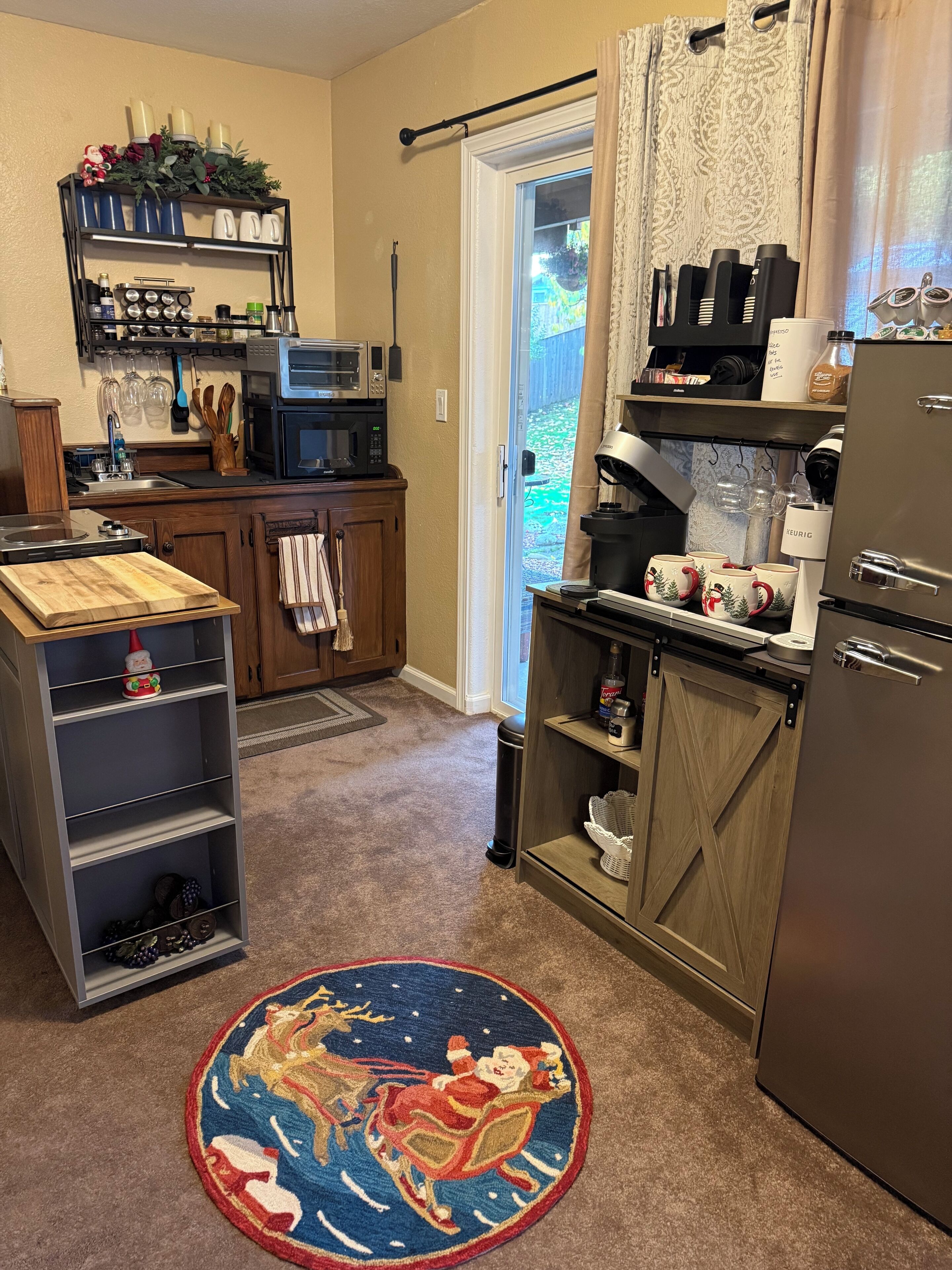 Refrigerador, microondas, cafetera y tetera y tostadora 