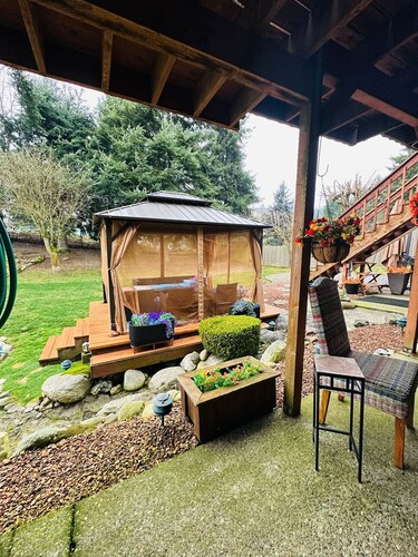 	Hot Tub, Sauna, Gym                         Private 2BR Retreat