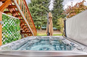 Outdoor spa tub - 	Hot Tub, Sauna, Gym                         Private 2BR Retreat (Graham)