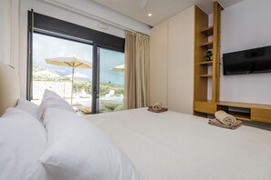 4 bedrooms, iron/ironing board, travel cot, free WiFi - Villa Elysian is a spacious villa for 8 people (Mariou)