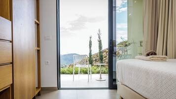 4 bedrooms, iron/ironing board, travel crib, free WiFi