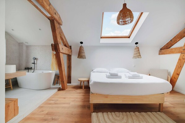 2 bedrooms, desk, iron/ironing board, free WiFi