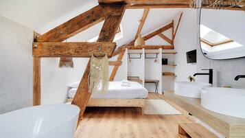 Ducha, secador de pelo, toallas y champú