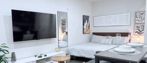 1 soverom, skrivebord, strykejern/-brett og wi-fi