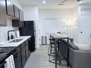 Fridge, microwave, oven, stovetop - New OSU Studio w/King Bed (Stillwater)