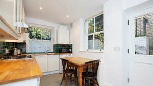 Unclassified image, 4 of 16, button - The Bayswater Garden Apartment (London)