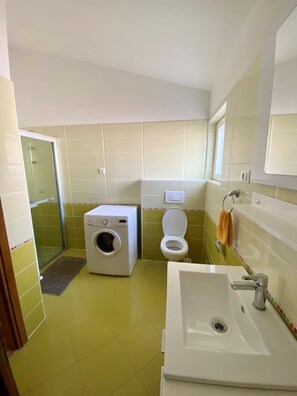 Shower, hair dryer, towels, soap - Spacious 4-bedroom apartment in charming Poreč with WiFi, AC (Porec)