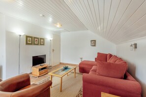 Villa | Living area - Detached Villa/njivice/sleeps6/stunning Views/wifi (Igalo)