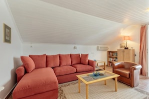 Villa | Living area - Detached Villa/njivice/sleeps6/stunning Views/wifi (Igalo)
