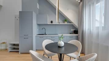 Family Apartment | Dapur kecil peribadi | Peti sejuk, dapur, mesin basuh pinggan mangkuk, pembancuh kopi/teh