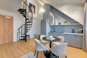 Family Apartment | Dapur kecil peribadi | Peti sejuk, dapur, mesin basuh pinggan mangkuk, pembancuh kopi/teh 