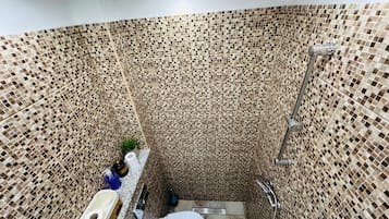 Standard Studio | Bathroom | Towels, soap, shampoo, toilet paper