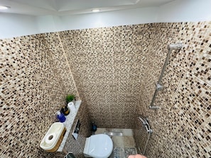 Studio Standard | Salle de bain | Serviettes fournies, savon, shampooing, papier de toilette