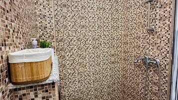 Standard Studio | Bathroom | Towels, soap, shampoo, toilet paper