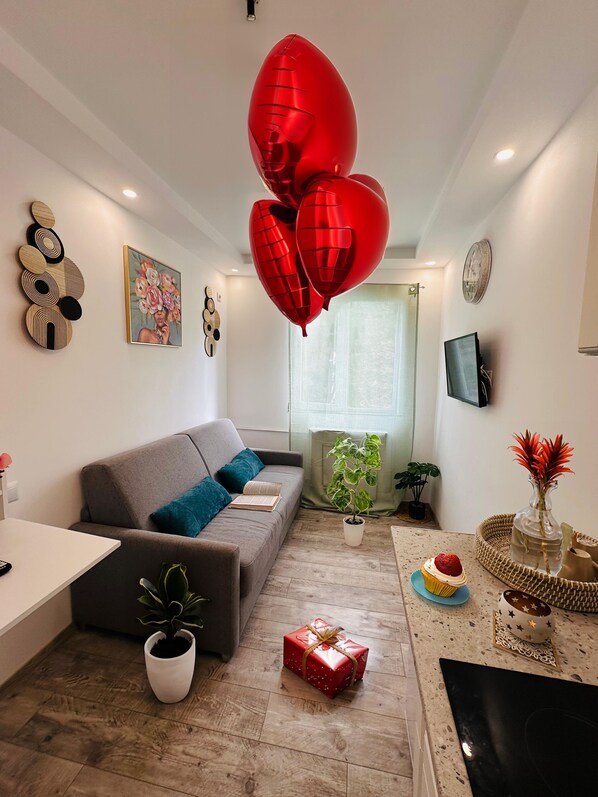 Standard Studio | Desk, free WiFi, bed sheets - Urban Studio for a Real Ghetto Experience (Craiova)