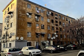 Exterior - Urban Studio for a Real Ghetto Experience (Craiova)