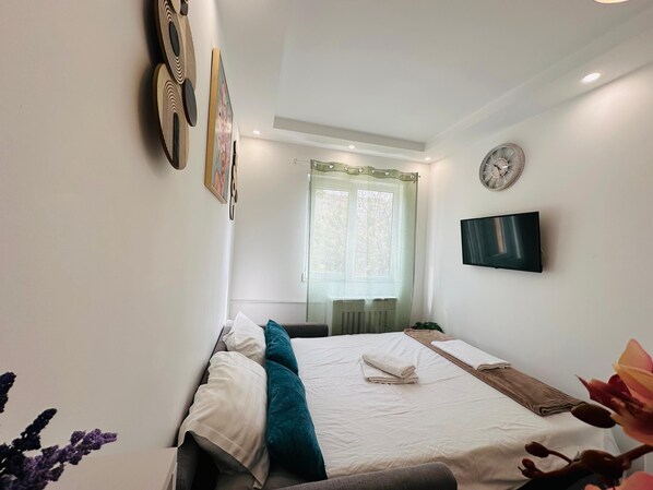 Standard Studio | Desk, free WiFi, bed sheets