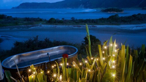 A cute secluded hut with ocean views