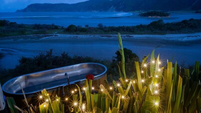 A cute secluded hut with ocean views