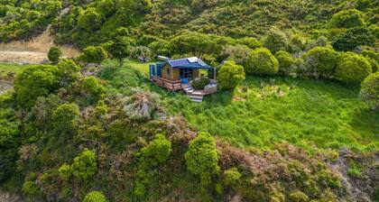 A cute secluded hut with ocean views