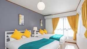 Ein Hotelzimmer mit zwei Betten, einem Nachttisch, einer Lampe und einem Fenster mit Vorhängen.