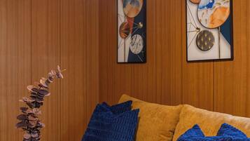 Casa Deluxe, balcón | Área de sala de estar | Televisión de pantalla plana de 50 pulgadas con canales por cable