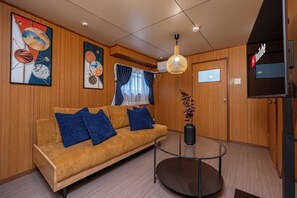 Casa Deluxe, balcón | Zona de estar | Televisión de pantalla plana de 50 pulgadas con canales por cable
