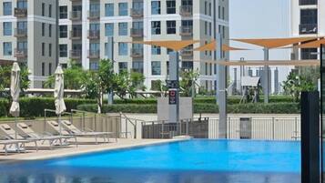 Utendørsbasseng, bassengparasoller og solsenger