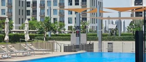 สระว่ายน้ำกลางแจ้ง, ร่มริมสระว่ายน้ำ, เก้าอี้อาบแดดริมสระ