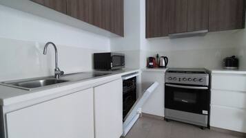 Leilighet, balkong, byutsikt | 1 soverom, blendingsgardiner, strykejern/-brett og wi-fi (inkludert)